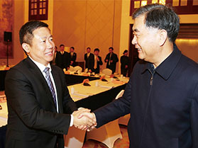 十九屆中央政治局常委，第十三屆全國政協(xié)主席汪洋與周海江握手合影
